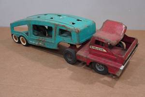 lot 10 image: Vintage Structo Car Hauler