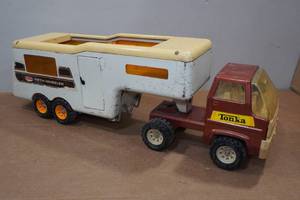lot 14 image: Vintage Tonka Fifth Wheeler and Truck