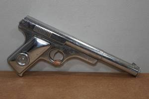 lot 24 image: Vintage Daisy 118 Targeteer .118 Caliber Air Pistol - Made in Michigan