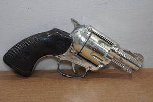 lot 26 image: Vintage Mattel Shootin Shell Snub Nose Cap Gun