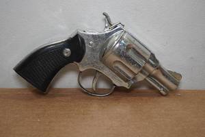 lot 28 image: Vintage Kusan Toy Cap Gun