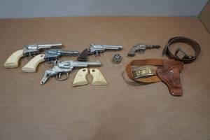 lot 31 image: Assorted Vintage Toy Gun Parts