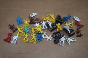 lot 32 image: Marx Toy Cowboys and Native Americans