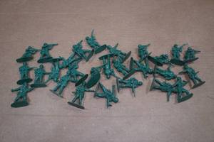 lot 33 image: Marx Toy Soldiers
