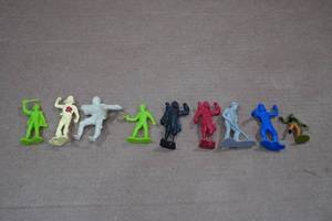 lot 35 image: Marx Toy Soldiers