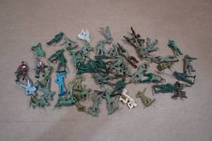 lot 38 image: Marx Toy Soldiers