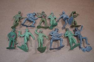 lot 39 image: Marx Toy Soldiers