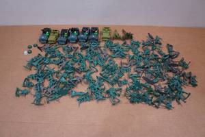lot 41 image: Marx Toy Soldiers and Military Cars