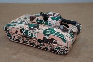lot 44 image: Vintage Line Mar Tin Wind-Up Tank