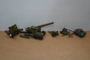lot 45 image: Assorted Vintage Military Toys