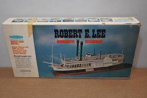 lot 49 image: Scientific Robert E Lee Mississippi Steamboat Wood Ship Model