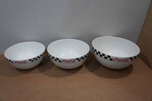 lot 77 image: Vintage Coca-Cola Nesting Bowls