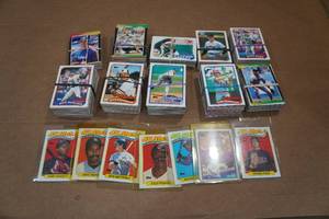 lot 127 image: Assorted Baseball Cards