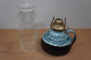lot 134 image: Vintage Stoneware Pottery Oil Lamp
