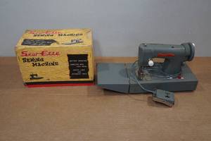 lot 153 image: Vintage Sew-Ette Sewing Machine