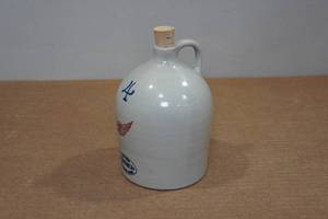 lot 160 image: Red Wing 1 Pint Beehive Jug
