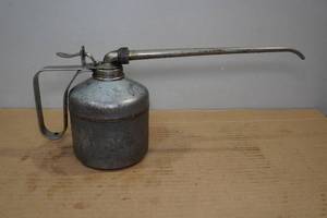 lot 177 image: Vintage Railroad Oil Can