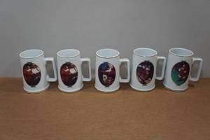 lot 206 image: 5 Vintage Coca-Cola Christmas Mugs