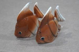 lot 217 image: Vintage Salt and Pepper Shaker Set - Angel Fish