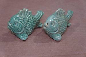 lot 223 image: Vintage Salt and Pepper Shaker Set - Teal Fish