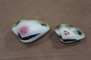 lot 226 image: Vintage Salt and Pepper Shaker Set - Clams
