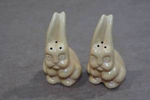 lot 230 image: Vintage Salt and Pepper Shaker Set - Bunny