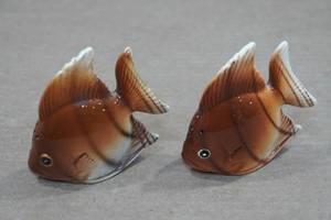 lot 231 image: Vintage Salt and Pepper Shaker Set - Angel Fish