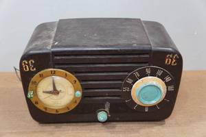 lot 237 image: Vintage Jewel Tube Radio