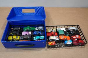 lot 271 image: Hot Wheels 24 Car Carry Case with Cars