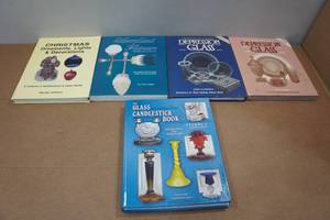 lot 279 image: Assorted Antique Identification Guide Books - Depression Glass, Xmas Ornaments