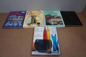 lot 280 image: Assorted Antique Identification Guide Books - Glassware, McCoy, Blenko