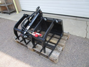 lot 11 image: CFG Industrial Mini Skid Steer 38 Skeleton Bucket wGrapple