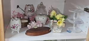 lot 150 image: VTG Decorative Ceramic Vases and Porcelain Figurines Collection