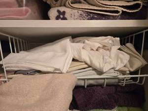 lot 177 image: Large Collection of Towels, Linens, and Cloths Assorted Colors and Patterns