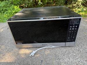 lot 206 image: Panasonic Genius Sensor 1250W Inverter Microwave Oven - untested
