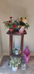 lot 264 image: Indoor Plant Decor Collection with Planters and Accessories