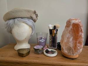 lot 294 image: Vanity Set with Vintage Beret, Wig, Himalayan Salt Lamp, Makeup Brushes, and Accessories