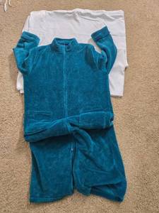 lot 328 image: Blue Fleece Pajama Set with Zipper and Pockets