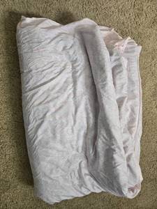 lot 329 image: Light Pink Paisley Patterned Comforter