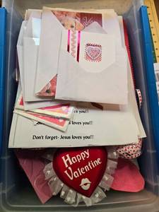 lot 379 image: Vintage Valentine Cards, Decorations and Craft Lot