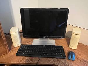 lot 404 image: HP w1907 19-Inch Monitor with Keyboard, Mouse, and Stereo Speakers