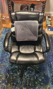 lot 452 image: Black Leather Office Chair with Padded Armrests and Lumbar Cushion