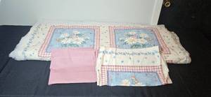 lot 456 image: Floral Quilt with Coordinating Pillow Shams
