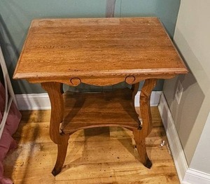 lot 464 image: Antique Wooden Side Table with Lower Shelf 29x28x21 in