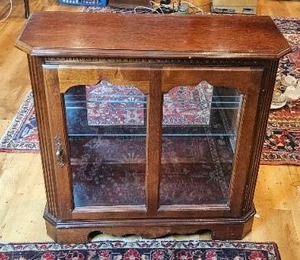 lot 500 image: Pulaski Furniture Wood and Glass Curio Display Cabinet 29x30x11