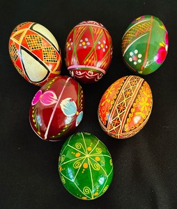 lot 305 image: Collection of Six Vintage Ukrainian Painted Eggs