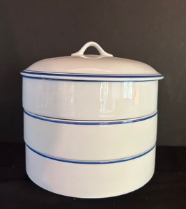 lot 253 image: Williams and Sonoma Grande Cuisine Stacking Dish with Lid and Handle