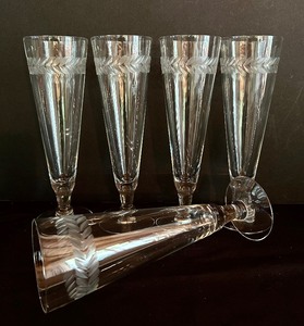 lot 246 image: Set of 5 Vintage 8.5-Inch Etched Glass Champagne Flutes