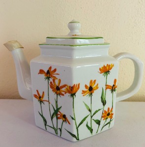 lot 64 image: Tuscany Collection Floral Porcelain Teapot 6 Inch