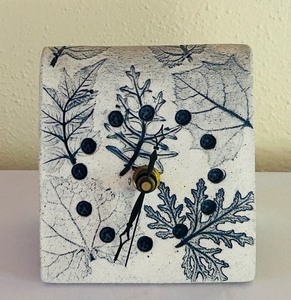lot 65 image: Handcrafted Ceramic Leaf Pattern Desk Clock
